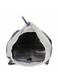 Mochila azul marino con un interior gris, cremallera en la parte superior y dos compartimentos interiores. El material parece duradero con un forro suave.
