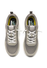 Zapatillas de malla gris con cordones blancos, lengüeta acolchada y acentos de logo. Presentan un diseño ligero y una parte superior texturizada para mayor comodidad.