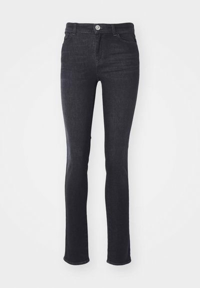 Μαύρα τζιν παντελόνια με στενή εφαρμογή, κλασικό σχέδιο πέντε τσεπών, κλείσιμο με κουμπί και ελαφρώς ξεθωριασμένη υφή.
