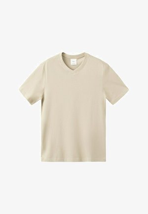 Beiges T-Shirt mit V-Ausschnitt und kurzen Ärmeln, flach auf einem weißen Hintergrund liegend, Vorderseite und Etikett im Nackenbereich sichtbar.