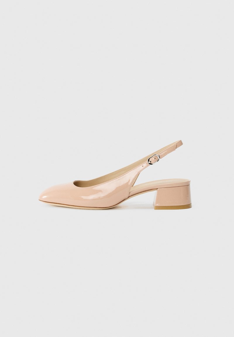 Pantofi slingback din piele lacuită de culoare roz deschis, cu vârf ascuțit, toc pătrat și curea ajustabilă cu detaliu din cataramă argintie.
