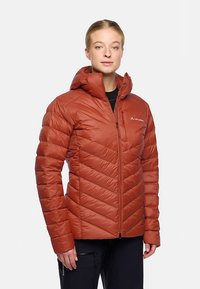 Steinbraune Steppjacke mit Chevron-Steppmuster, Reißverschluss und Kapuze. Weicher, leichter Stoff mit schmaler Passform.