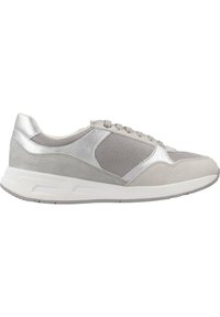 Zapatilla deportiva gris con parte superior de malla, acentos de ante y detalles metálicos, cordones planos, suela acolchada y un diseño de punta redondeada.