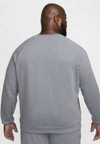 Szary sweatshirt z okrągłym dekoltem, rękawami raglanowymi i ściągaczami. Wykonany z miękkiego materiału, charakteryzujący się prostym wzornictwem i brakiem nadruków.