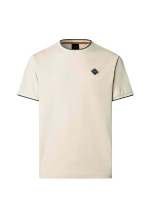 Kurzes beige T-Shirt mit kurzen Ärmeln, dunklem Rand am Kragen und an den Bündchen sowie kleinem dunkelfarbenem, rautenförmigem Logo auf der linken Brust.