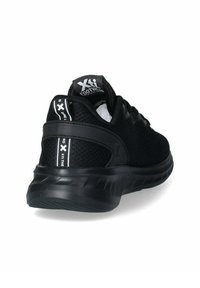Zapatilla deportiva negra con parte superior de malla, cuello acolchado y suela sintética texturizada. Cuenta con detalles del logotipo y una franja reflectante en el talón.