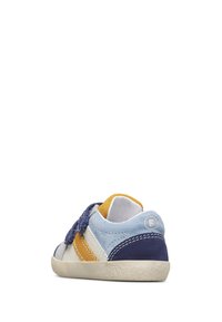 Mehrfarbige Sneaker aus blauem, marineblauem und gelbem Wildleder und Leder, mit einem Klettverschluss und einer strukturierten Gummisohle.