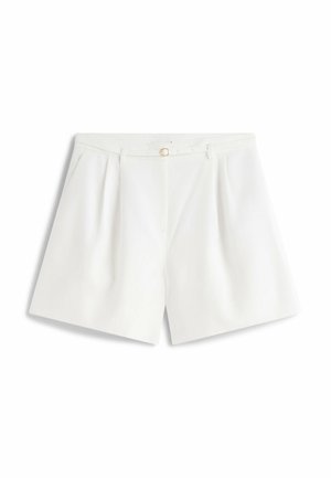 Shorts bianchi su misura a vita alta con passanti per cintura, un bottone circolare dorato e pieghe frontali, distesi su uno sfondo bianco.
