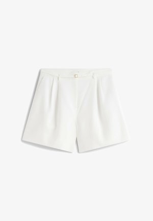 Shorts bianchi su misura a vita alta con passanti per cintura, un bottone circolare dorato e pieghe frontali, distesi su uno sfondo bianco.