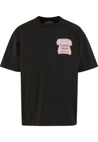 Sort bomulds T-shirt med korte ærmer, der har et grafisk motiv af en drejeskive-telefon og teksten "Ring til min advokat" i rød og hvid.