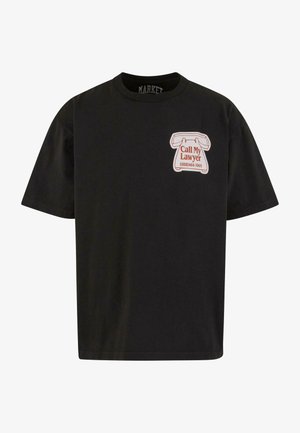 Sort bomulds T-shirt med korte ærmer, der har et grafisk motiv af en drejeskive-telefon og teksten "Ring til min advokat" i rød og hvid.