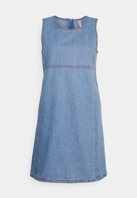 Jeanskjol i ljusblått, utan ärmar, med rund halsringning och figursydd midja. Har synlig sömnad och en avslappnad kjol.