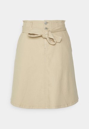 Jupe en denim beige avec taille haute, ceinture à nouer, deux poches latérales et fermeture à boutons. Texture lisse et design à mi-mollet.