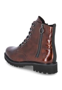Bottes cheville en cuir marron avec une finition brillante, bout rond, fermeture à lacets sur le devant et fermeture éclair latérale. Présentent des accents texturés et une semelle en caoutchouc.