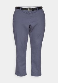 Marineblaue Baumwollhosen mit geradem Bein. Sie verfügen über einen schwarzen Gürtel, Fronttaschen und einen Reißverschluss.
