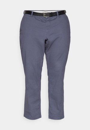 Marineblaue Baumwollhosen mit geradem Bein. Sie verfügen über einen schwarzen Gürtel, Fronttaschen und einen Reißverschluss.