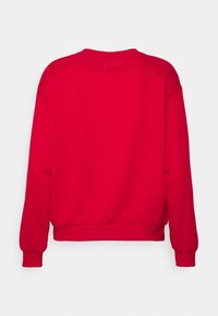 Sweatshirt rouge à col rond avec des manches longues et des poignets et un ourlet côtelés, vu de dos sur un fond blanc.