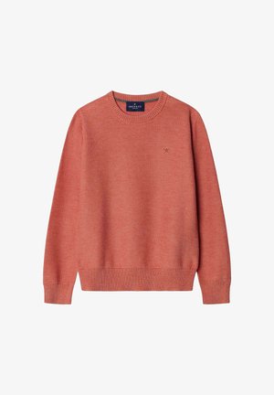 Suéter de punto color óxido con cuello redondo, puños y dobladillo acanalados, con un pequeño logo bordado en el pecho.