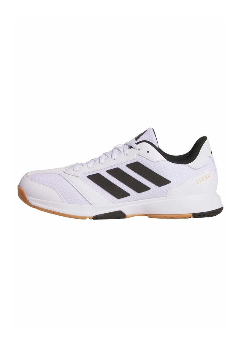 Weiße Sportschuhe mit einem Obermaterial aus Mesh, ausgestattet mit schwarzen Akzenten und drei charakteristischen Streifen. Gummisohle mit einem Abschnitt in Kaugummifarbe.