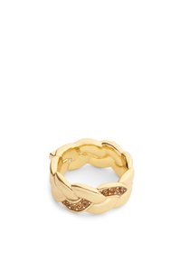 Złoty pierścionek z plecionym wzorem, z wtopionymi brązowymi kamieniami. Gładkie, błyszczące wykończenie i okrągły kształt.