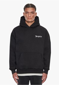 Schwarzer Hoodie mit einer Fronttasche, gerippten Bündchen und einer Kapuze mit Kordelzug. Mit weißem Text "Dropsize" auf der linken Brust. Weicher Stoff.