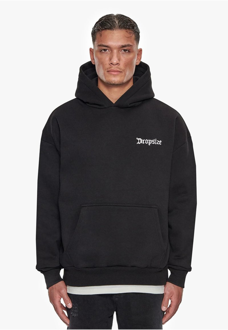 Schwarzer Hoodie mit einer Fronttasche, gerippten Bündchen und einer Kapuze mit Kordelzug. Mit weißem Text "Dropsize" auf der linken Brust. Weicher Stoff.