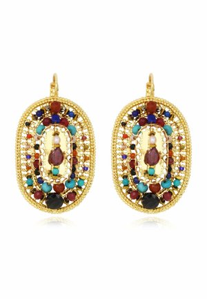 Boucles d’oreilles ovales en or avec un filigrane complexe, ornées de pierres précieuses bleues, rouges, noires, turquoises et de perles dans un motif symétrique.