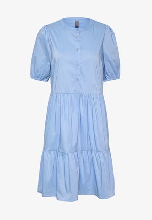 Világoskék pamutruha kerek nyakkivágással, rövid puffujjakkal, gombos kivágással és fodros szoknyával, amelynél az derék rész ráncolt.