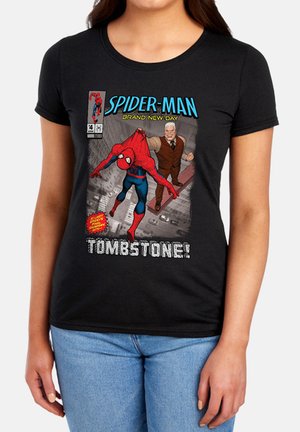 Person, die ein schwarzes Spider-Man-T-Shirt mit den Figuren Spider-Man und Tombstone aus dem Comic "Spider-Man Brand New Day." trägt