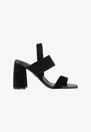 Sandali neri in suede con tacco a blocco, dotati di due fasce larghe sul piede e di una fascia verticale alla caviglia, con una suola in gomma nera liscia.