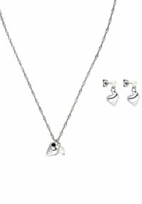 Sterling zilveren ketting met een gedraaid schakeltje, voorzien van een schelp-hanger en een kleine parel. Bijpassende hartvormige oorbellen inbegrepen.
