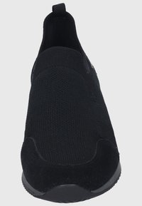 Schwarzer Slipper mit einem gestrickten Obermaterial, Wildlederakzenten und einer flexiblen Gummisohle. Minimalistisches Design ohne sichtbare Schnürsenkel oder Verschlüsse.