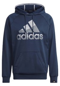 Sudadera Adidas de color azul marino, confeccionada con material suave, que presenta un gran logo blanco en la parte frontal, cordones ajustables y un bolsillo tipo canguro.