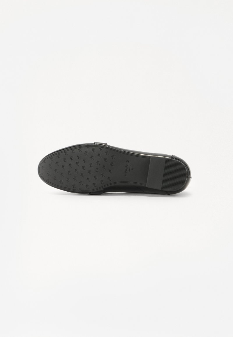 Schwarzer Lederschuh mit einer strukturierten Gummisohle. Verfügt über ein glattes Design, eine abgerundete Spitze und ein eingeprägtes Markenlogo auf der Sohle.