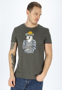 Grå bomull t-shirt med en lekfull grafik av en hund i en randig tröja och gul mössa, med en texturerad yta och regular fit.