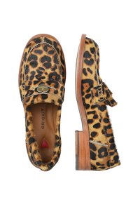 Mocassini con stampa leopardata, texture in pelliccia sintetica, tacco in legno e soletta in pelle. Presentano una fibbia decorativa sulla cinghia.
