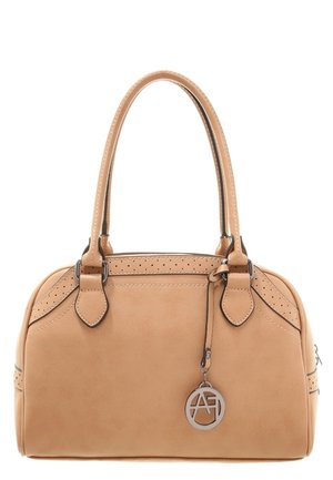 Sac à main en cuir marron clair avec doubles poignées, détails cousus, accents perforés et un charm métallique rond suspendu à une poignée.