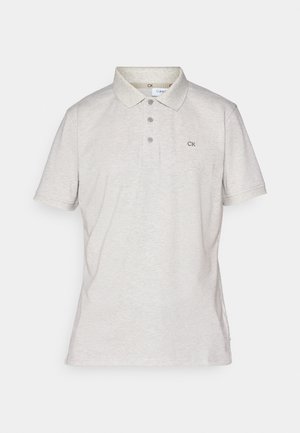 Polo shirt gris clair, en mélange de coton, manches courtes, col, patte de boutonnage à trois boutons, logo CK brodé sur la poitrine, texture lisse.
