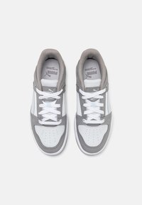 Sneakers bianchi e grigi con tomaia in pelle e mesh, punta rotonda, perforazioni, lacci bianchi e collare imbottito.