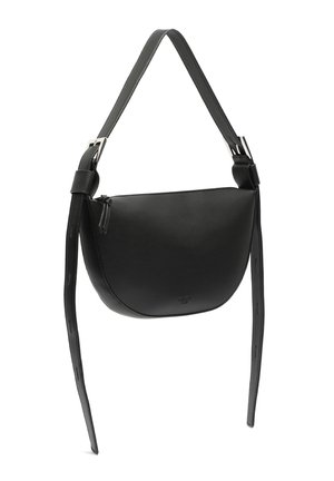 Czarna skórzana torba na ramię o zaokrąglonym kształcie i regulowanym pasku. Charakteryzuje się minimalistycznym designem i subtelnym wytłoczonym logo.
