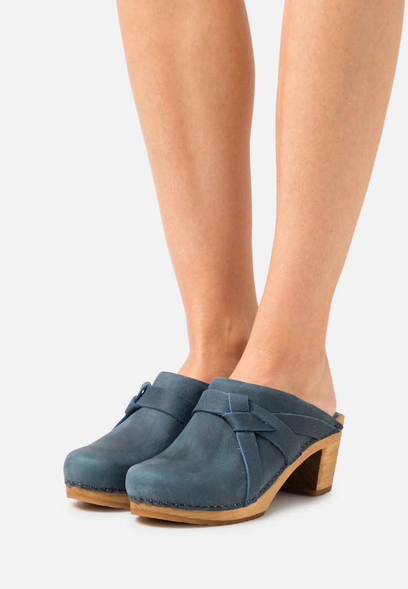 Damen Flache Pantoletten | Sanita MANUELLA SQUARE OPEN Clogs blue/blau - PQ54851 Damen Flache Pantoletten | Sanita MANUELLA SQUARE OPEN Clogs blue/blau - PQ54851