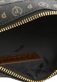 Pochette nera con motivo, zipper dorato, accentuazione in pelle texturizzata all'interno e foderatura in tessuto scuro. Logo visibile all'interno.
