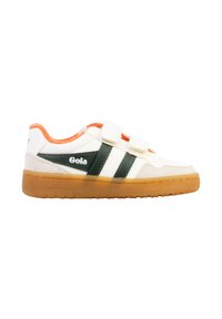 Baskets blanches et oranges Gola avec des rayures vert foncé, deux bandes Velcro et une semelle en caoutchouc marron, vues de profil.