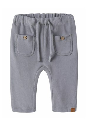 Pantalon bébé gris clair avec taille élastique, cordon de serrage, deux poches avant avec boutons en bois, et petite étiquette marron sur l'ourlet de la jambe.