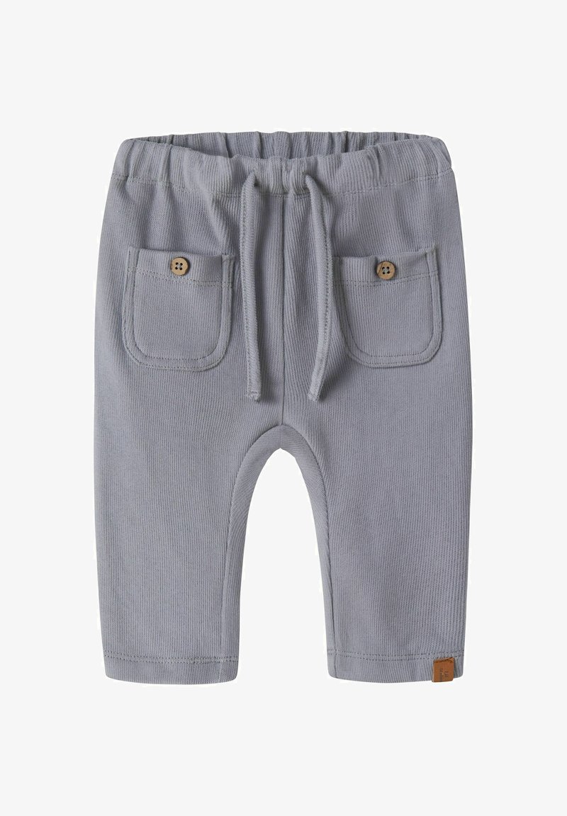 Pantalon bébé gris clair avec taille élastique, cordon de serrage, deux poches avant avec boutons en bois, et petite étiquette marron sur l'ourlet de la jambe.