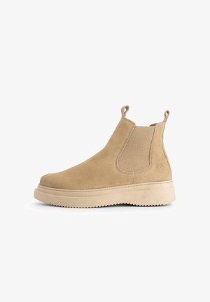 Beige Wildleder Chelsea-Stiefel mit strukturierten elastischen Seitenpaneelen, Zugschlaufen am Knöchel und dicker geriffelter Sohle, im Profil auf weißem Hintergrund gezeigt.