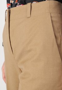 HUGO HULANA - Chinos tipa bikses - open brown