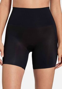 Melni kompresijas šorti ar augstu vidukli, izgatavoti no gluda, elastīga materiāla; bezšuvumu dizains un pieguļošs siluets.