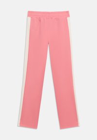 Ροζ παντελόνι με ίσια γραμμή, λευκές ρίγες στο πλάι και ελαστική μέση, ακουμπισμένο επίπεδα σε λευκό φόντο.