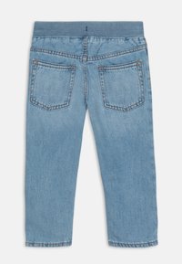Hellblaue Jeans aus Denim mit einem dehnbaren Bund, zwei Gesäßtaschen und kontrastierendem Nähen. Gerade Passform mit glatter Textur.